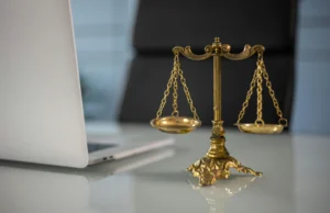 العقل الأخلاقي: لماذا تكون حدوسك الأخلاقية أقل جدارة بالثقة مما تظن — وماذا تفعل حيال ذلك