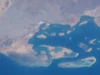 L’Éthiopie atteint déjà la mer. Pourquoi veut-elle une côte ? Astronaut photograph of a desert coastline with a wide bay and several pale, reef-fringed islands in deep blue water