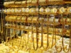 La guerra de Sudán se alimenta de oro A shop window filled with rows of gold necklaces and bangles