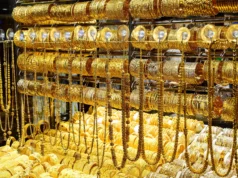 La guerra de Sudán se alimenta de oro A shop window filled with rows of gold necklaces and bangles