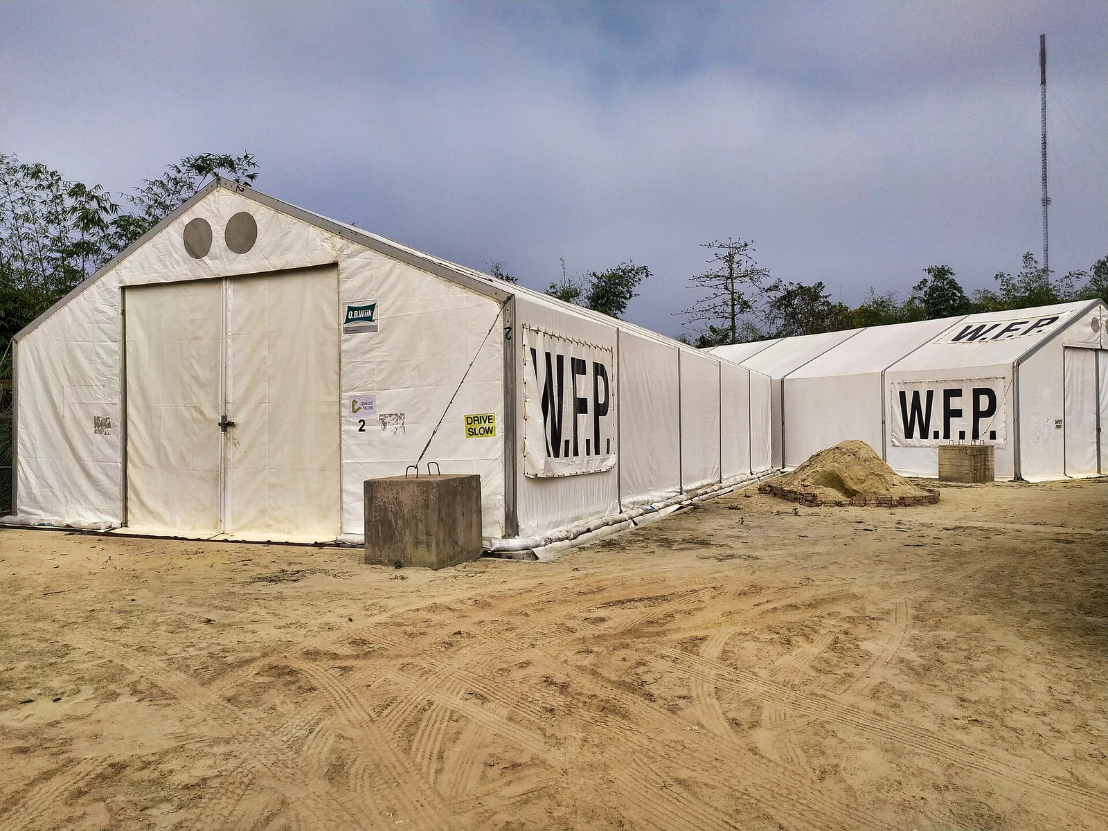 방글라데시의 한 난민캠프에 세워진 커다란 흰색 WFP 저장 텐트.