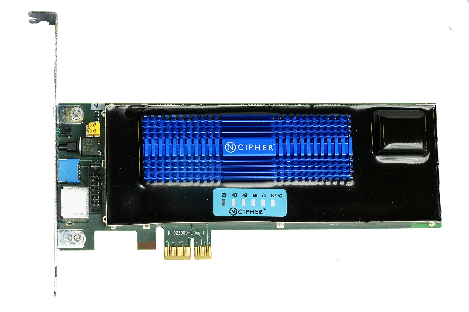 Una tarjeta de expansión PCIe con un disipador azul y una carcasa negra, con la etiqueta nCipher.